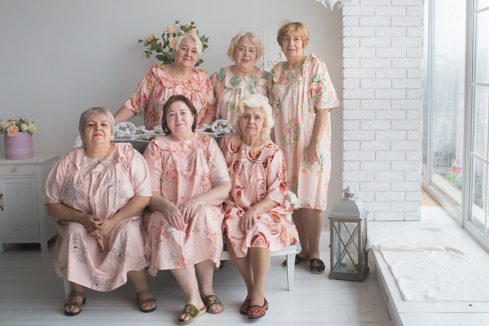 Blush Snap Back Peter Pan Kragen Geschnitzt Yoke Hausmantel Für Ältere Menschen von silkandmore