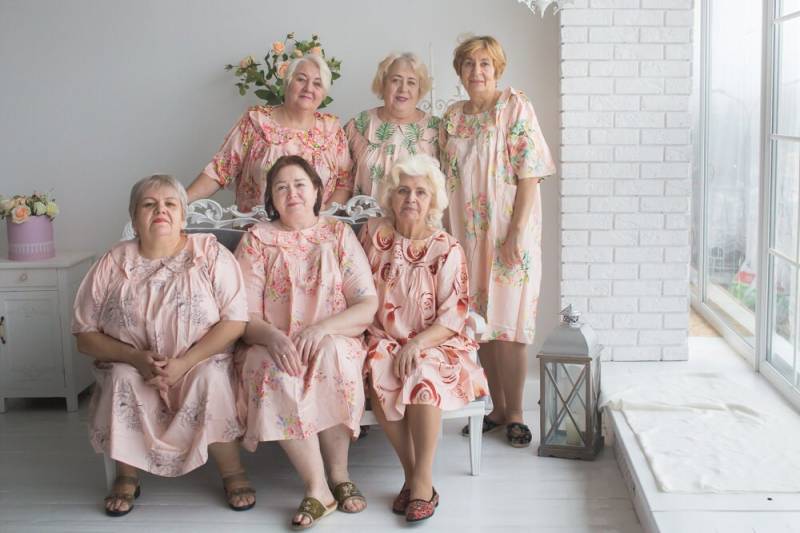 Blush Snap Back Peter Pan Kragen Geschnitzt Yoke Hausmantel Für Ältere Menschen von silkandmore