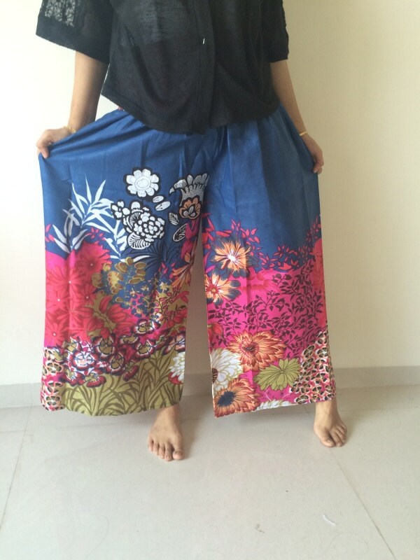 Dunkelblaue Palazzohose Bequemer Pyjama Mit Weit Geschnittenen Beinen, Pjs, Blumenmuster, Brautjungfern Geschenke, Mutterschaft, Immer Bereit Dunkelblaue Palazzohose Bequemer Pyjama Mit Weit Geschnittenen Beinen, Pjs, Blumenmuster, Brautjungfern Geschenke, Mutterschaft, Immer Bereit von silkandmore