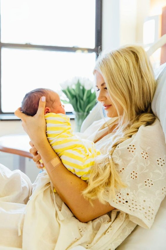 Elfenbein Eyelet Geknöpft Krankenhaus Kleid | Geburts-Kaftan, Perfekt Als Geburts-Kleid, Elfenbeinfarbenes von silkandmore