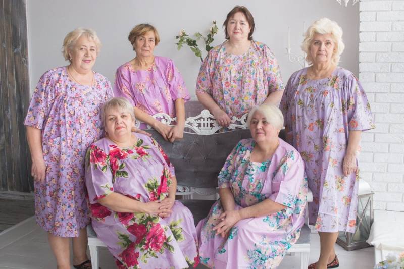 Fliederfarbene Knopffront Ge Sammelte Yoke Hausmantel Für Ältere Menschen Fliederfarbene Knopffront Ge Sammelte Yoke Hausmantel Für Ältere Menschen von silkandmore