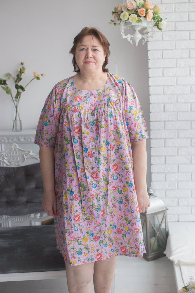 Fliederfarbene Knopffront Gemusterte Hausmantel Für Ältere Menschen - Happy Flowers Muster von silkandmore