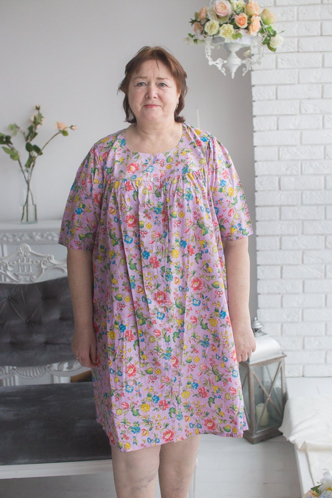 Fliederfarbene Knopffront Gemusterte Hausmantel Für Ältere Menschen - Happy Flowers Muster Fliederfarbene Knopffront Gemusterte Hausmantel Für Ältere Menschen - Happy Flowers Muster von silkandmore