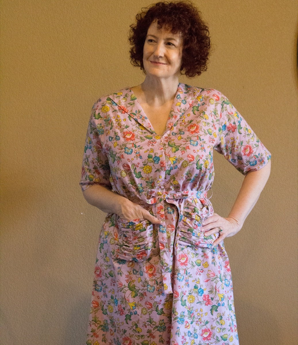 Fliederfarbener Rollstuhl-Freundlicher Reißverschluss-Front-Kragen-Hausmantel Für Ältere Menschen - Happy Flowers Muster von silkandmore