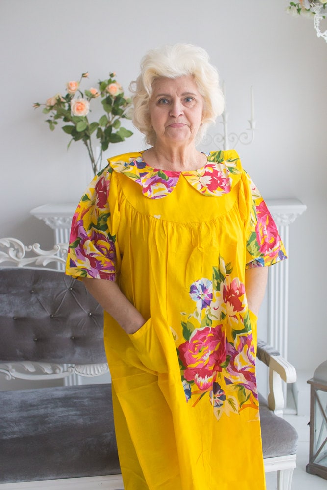 Gelber Druckknopf Peter Pan Kragen Gehockter Hausmantel Für Ältere Menschen - Ein Langes Blumenmuster von silkandmore