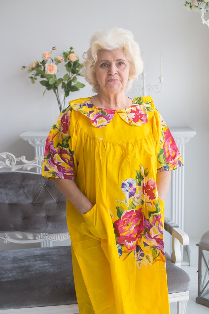 Gelber Druckknopf Peter Pan Kragen Gehockter Hausmantel Für Ältere Menschen - Ein Langes Blumenmuster von silkandmore