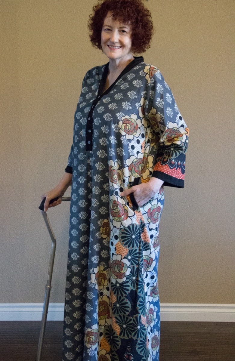 Graue Knopffront Kaftan Für Ältere Menschen - Florales Umrandungsmuster von silkandmore