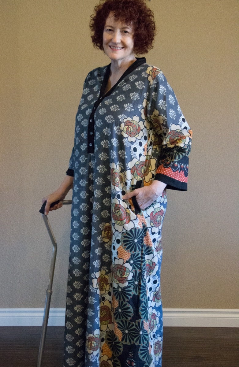 Graue Knopffront Kaftan Für Ältere Menschen - Florales Umrandungsmuster von silkandmore