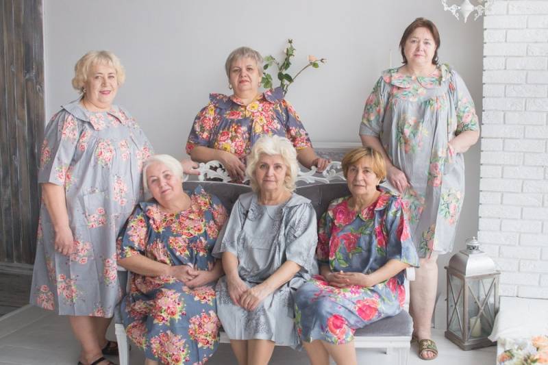 Grauer Druckknopf Peter Pan Kragen Ge Sammelte Yoke Hausmantel Für Ältere Menschen Grauer Druckknopf Peter Pan Kragen Ge Sammelte Yoke Hausmantel Für Ältere Menschen von silkandmore