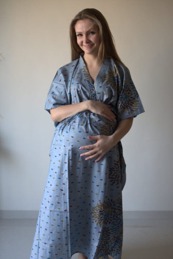 Graues Abstraktes Florales Geknöpftes Krankenhauskleid Lieferung Kaftan Perfekt Als Geburtskleid Für Mütter Baby-Dusche-Foto-Requisite von silkandmore