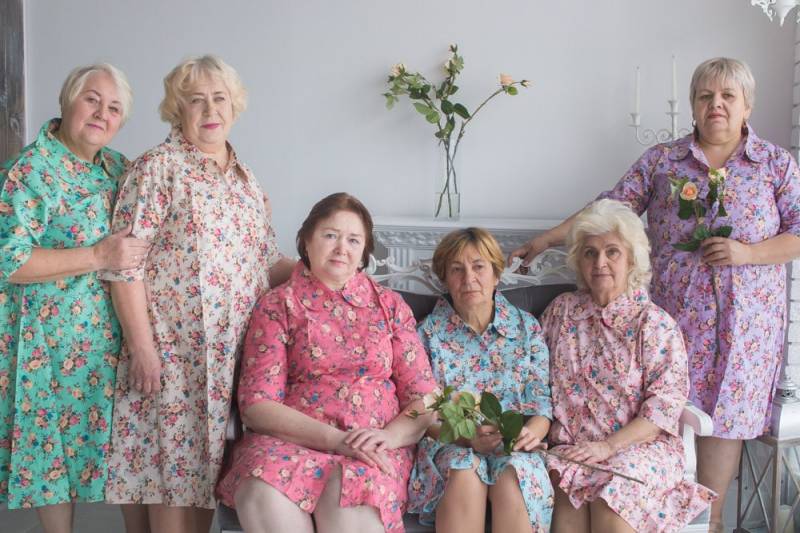 Hausmantel Mit Knopfleiste Für Ältere Menschen - Vintage Chic Blumenmuster Bequemes Hauskleid von silkandmore