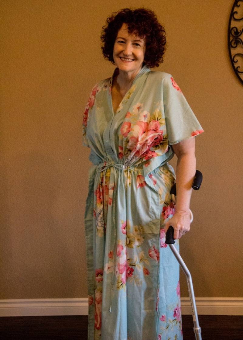 Hellblauer Button-Front Kaftan Für Ältere Menschen - Cabbage Rose Muster von silkandmore