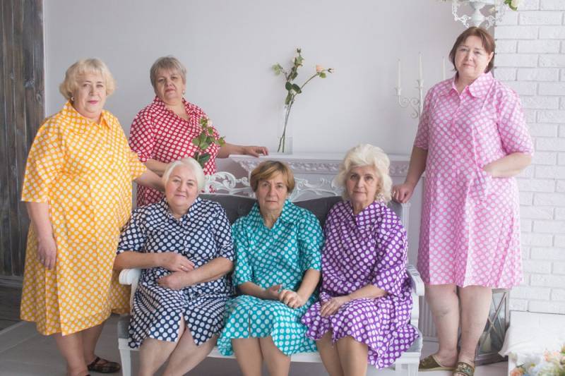 Knopf-Front-Kragen Hausmantel Für Ältere Menschen - Polka Dots Muster von silkandmore