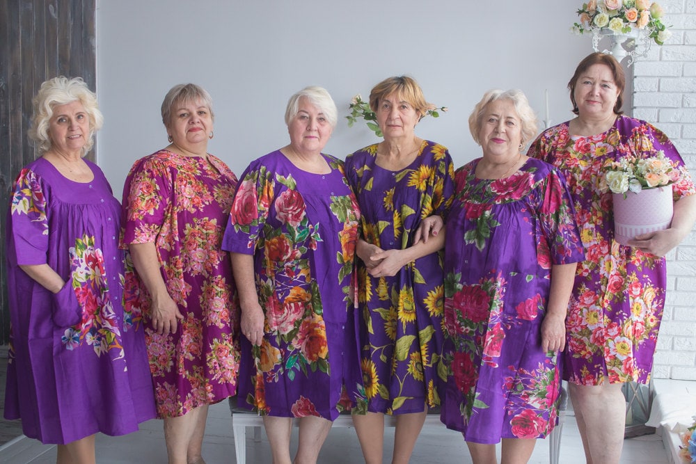 Lila Hausmantel Mit Knopfleiste Für Ältere Menschen von silkandmore