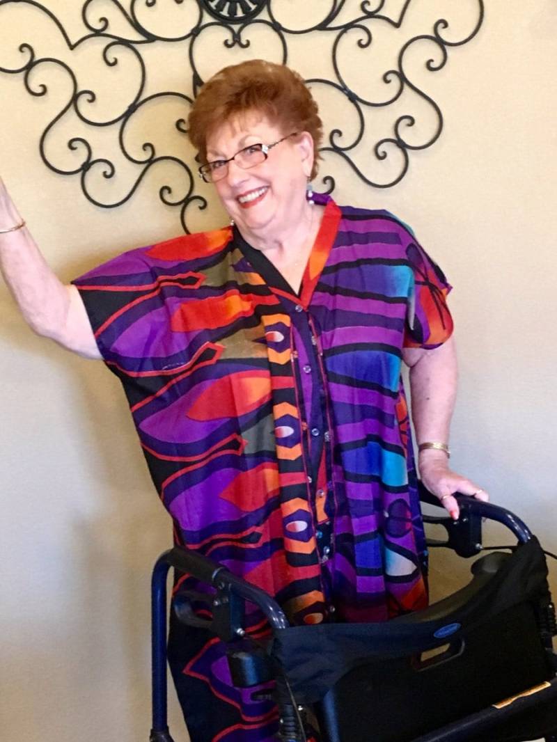 Lila Rollstuhlfreundliche Knopffront Kaftan Für Ältere Menschen - Leuchtendes Flammenmuster von silkandmore