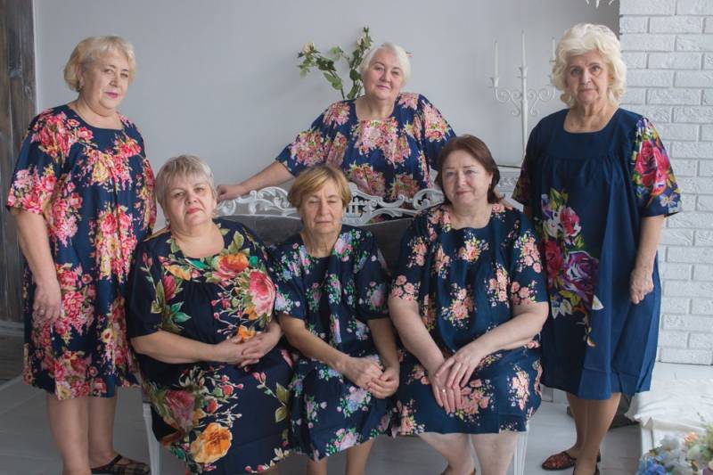 Marineblau Snap Back Gathered Passe Hausmantel Für Ältere Menschen Marineblau Snap Back Gathered Passe Hausmantel Für Ältere Menschen von silkandmore