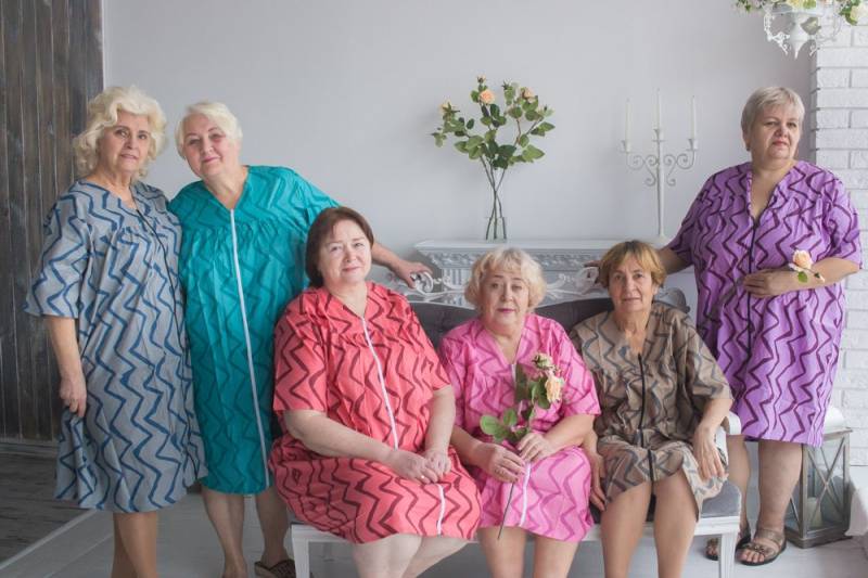 Reißverschluss-Front Hausmantel Für Ältere Menschen - Chevron Muster von silkandmore