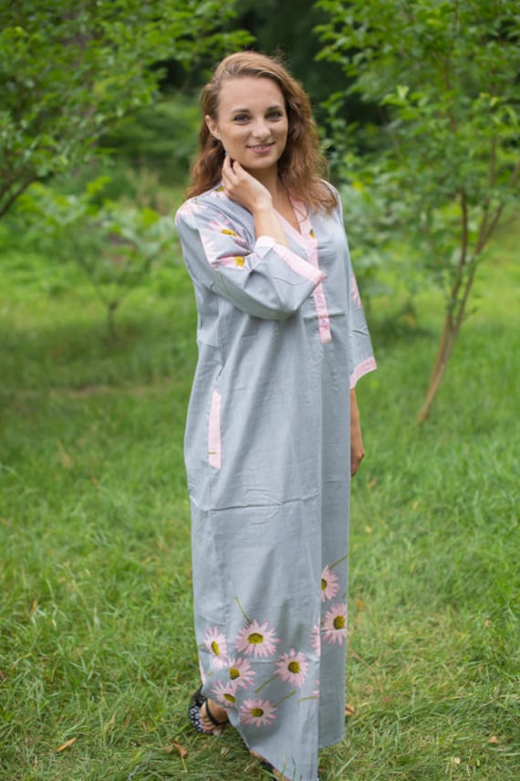 Schlicht Eleganter Kaftan Style Im Fallenden Gänseblümchenmuster in Grauer Farbe | Boho Kaftan, Perfekt Für Loungewear, Beach Cover Up von silkandmore