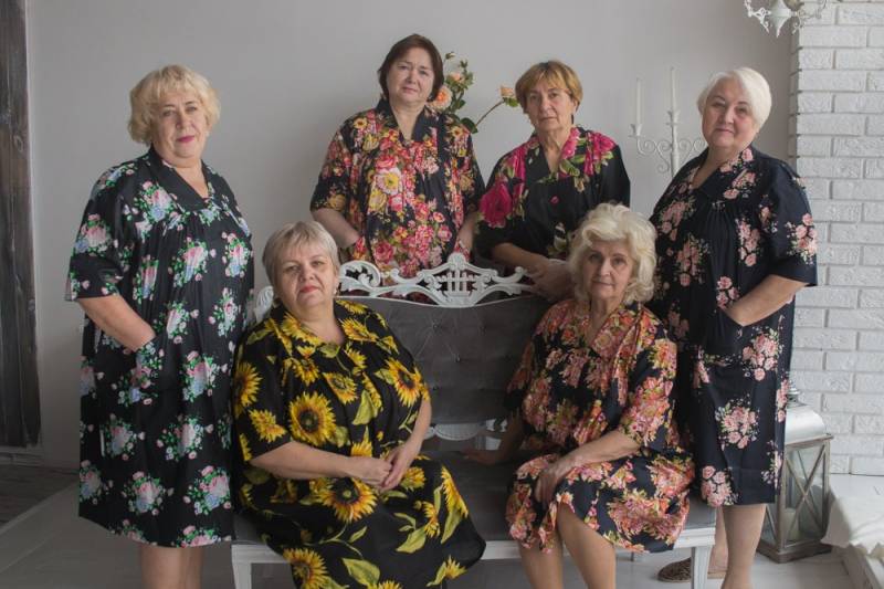 Schwarzer Hausmantel Mit Knopfleiste Für Ältere Menschen von silkandmore