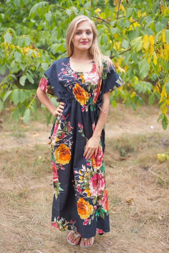 Side Strings Süßer Kaftan Style in Großen Blumen Blüten Muster Schwarzer Farbe | Boho Kaftan, Perfekt Für Loungewear, Strand Cover Up von silkandmore