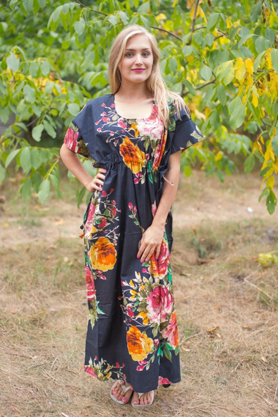 Side Strings Süßer Kaftan Style in Großen Blumen Blüten Muster Schwarzer Farbe | Boho Kaftan, Perfekt Für Loungewear, Strand Cover Up von silkandmore