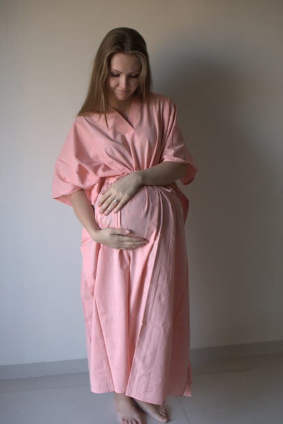 Solide Pink Organic Cotton Hand-Blocked Vorne Geknöpft Krankenhaus Gown Lieferung Kaftan Perfekt Als Arbeit Krankenpflege Kleid Baby-Dusche von silkandmore
