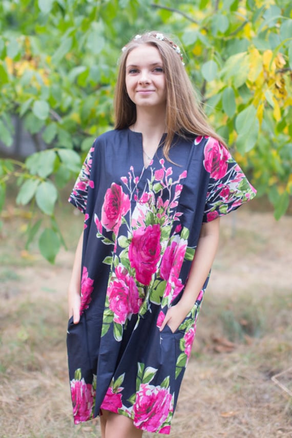 Sunshine Kaftan Style Im Großen Fuchsia Blumenblütenmuster in Schwarzer Farbe | Boho Kaftan, Perfekt Für Loungewear, Beach Cover Up von silkandmore