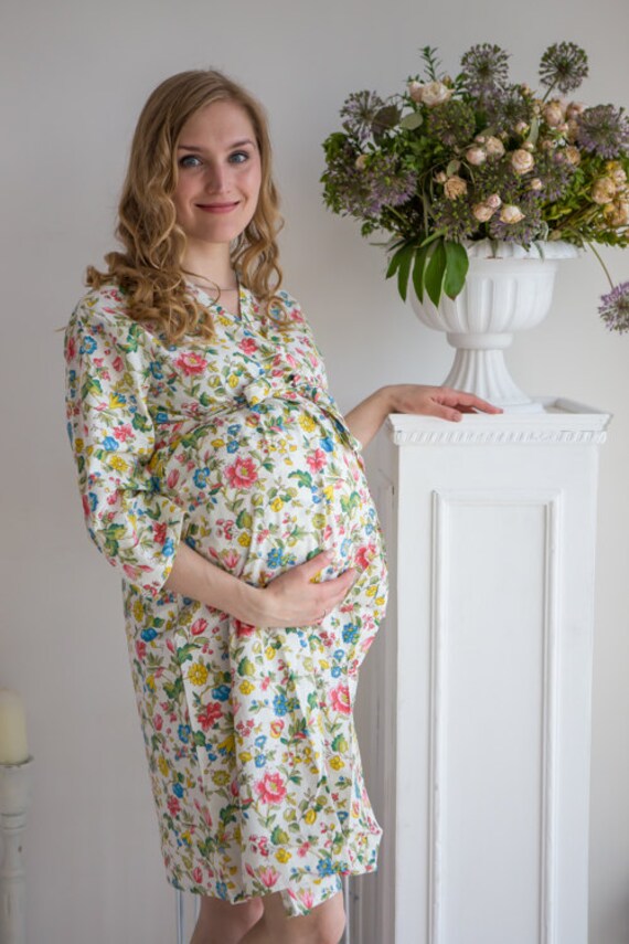 Weiß Gemusterte Glückliche Blumen Umstandsmantel | Krankenhauskleid, Entbindungskleid, Arbeitskleid, Stillkleid, Schwangerschaftskleid von silkandmore