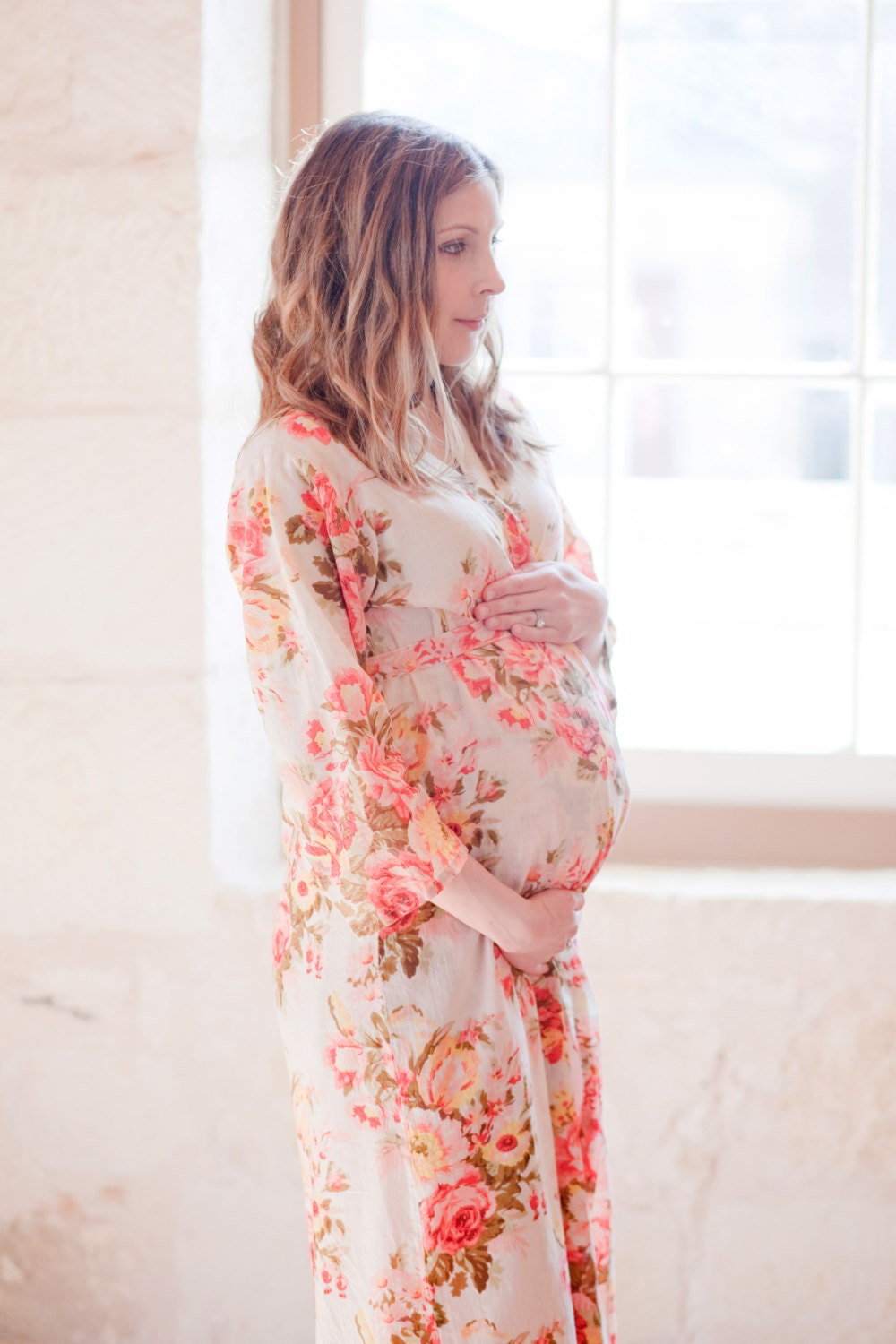 Weiß Rosy Red Posy Floral Knöchellange Umstandsrobe | Krankenhauskleid, Geburtskleid, Lieferungskleid, Stillende Mütter, Um Mütter Zu Sein von silkandmore