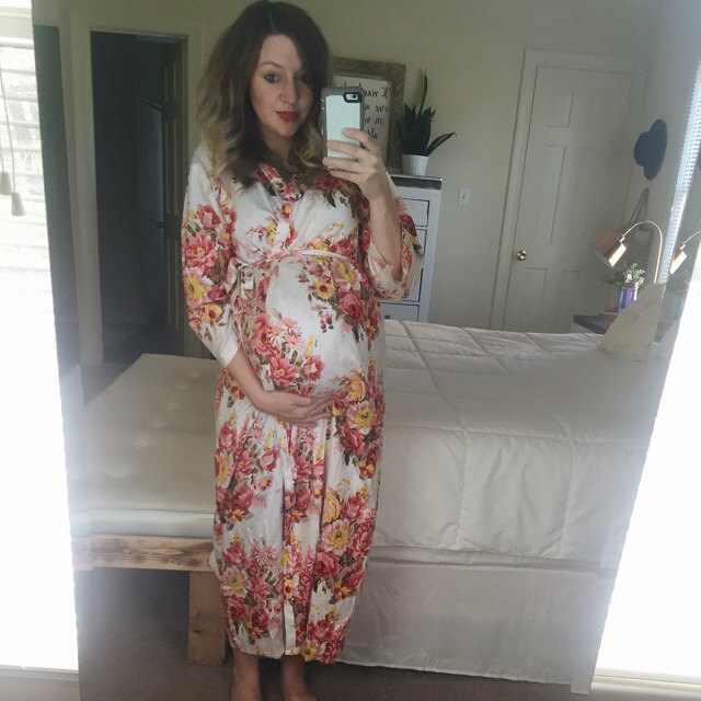 Weiß Rosy Red Posy Floral Knöchellange Umstandsrobe | Krankenhauskleid, Geburtskleid, Lieferungskleid, Stillende Mütter, Um Mütter Zu Sein von silkandmore