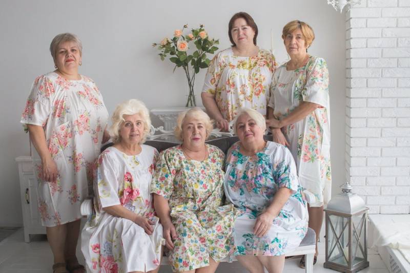 Weiße Knopffront Ge Sammelte Yoke Hausmantel Für Ältere Menschen von silkandmore