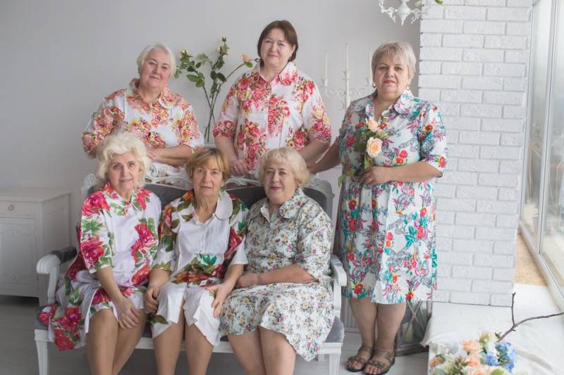 Weißer Hausmantel Mit Knopfleiste Und Kragen Für Ältere Menschen von silkandmore