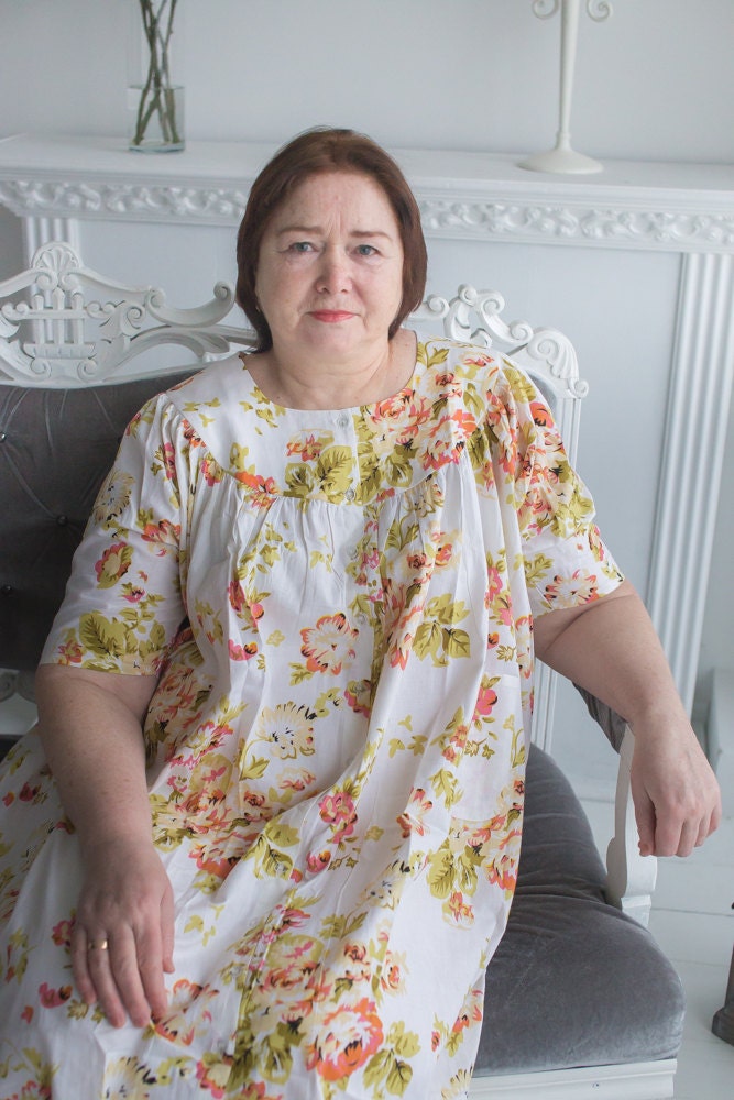 Weißer Knopf-Front-Gemusterte Yoke Hausmantel Für Ältere Menschen - Blumen Regen Muster von silkandmore