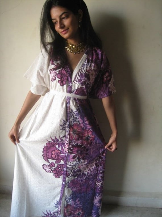 White Purple Floral Volle Vordere Abknöpfbarer Kaftan von silkandmore