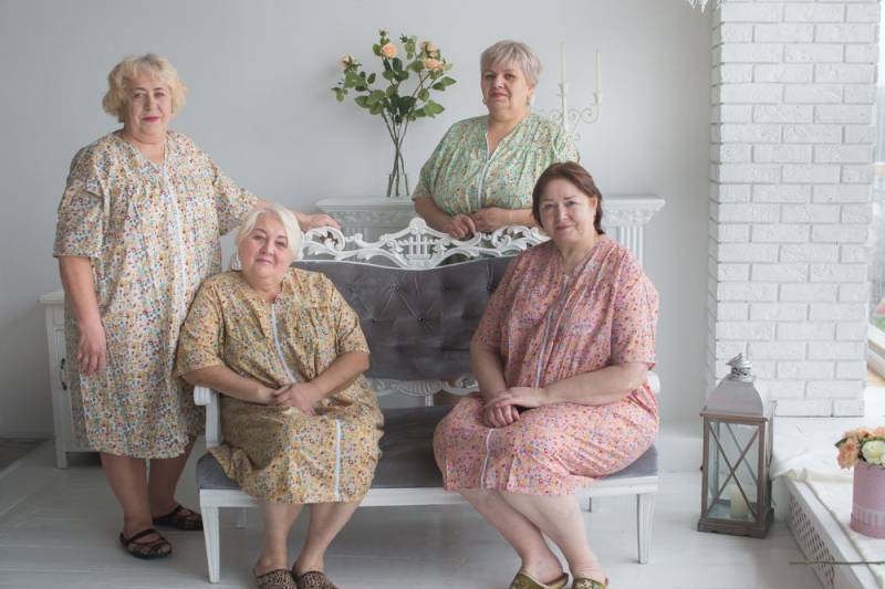 Zip-Front Hausmantel Für Ältere Menschen - Petit Floral Muster von silkandmore