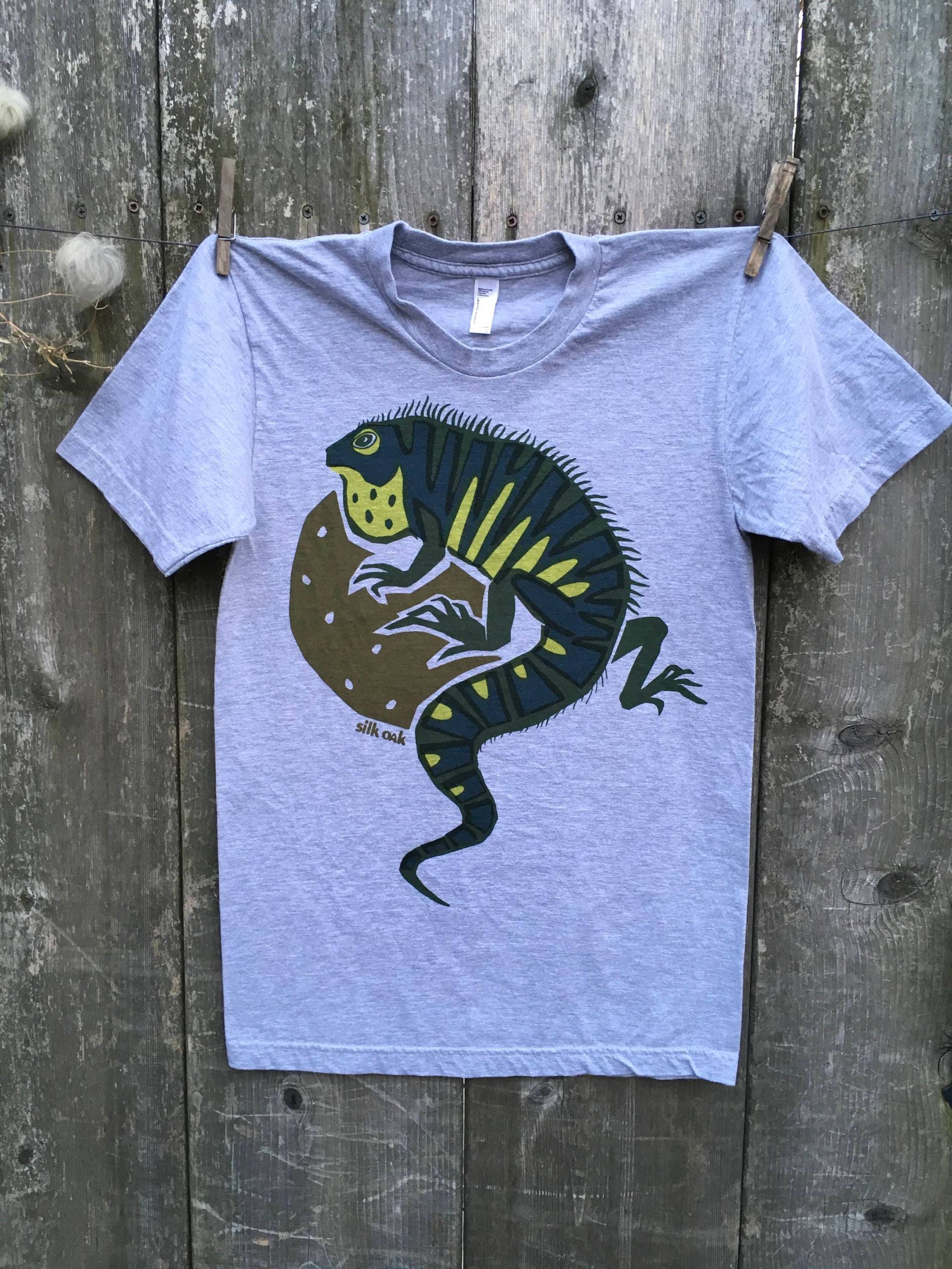 Grüner Legua Auf Dem Mond-T-Shirt Für Erwachsene von silkoak