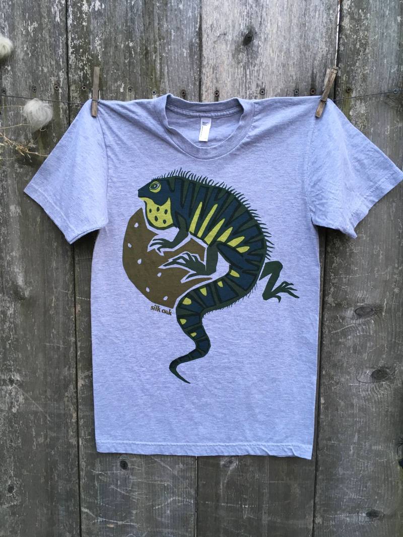 Grüner Legua Auf Dem Mond-T-Shirt Für Erwachsene von silkoak