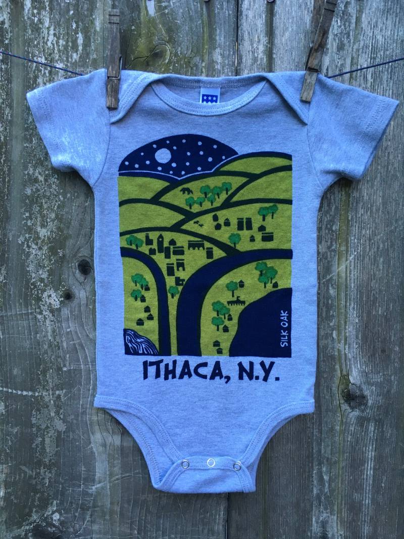 Ithaca Landschaft Säugling Kurzarm Einteiler von silkoak