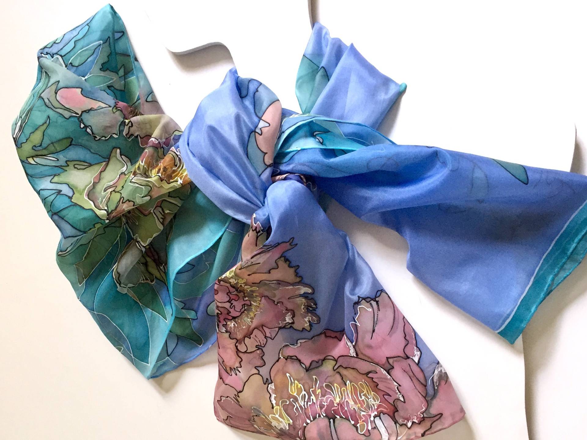 Handbemalter Blauer Pfingstrosen Seidenschal Blumenhalstuch von silkstory