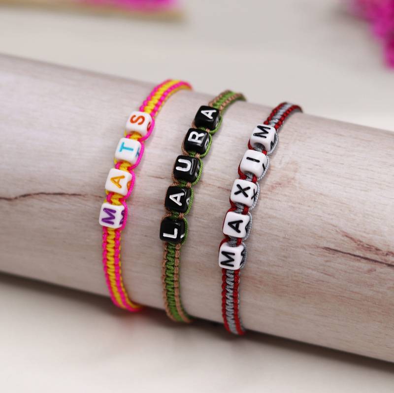 Personalisiertes Armband Mit Buchstabenperlen | Makramee Freundschaftsband Unisex Buchstabenwürfel von sillydogDE