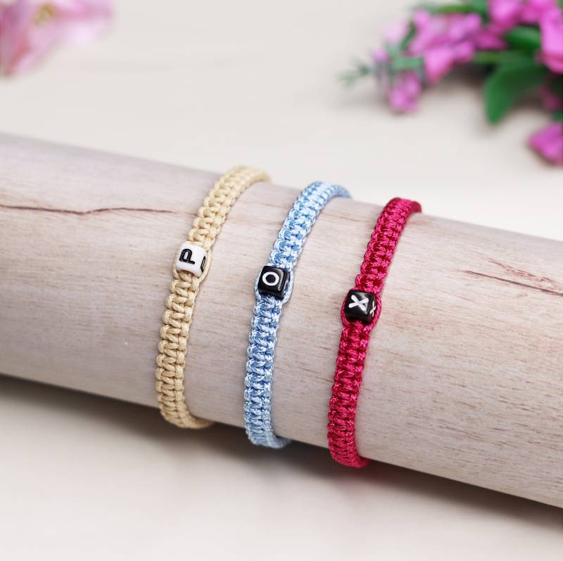 Personalisiertes Armband Mit Buchstabenperlen | Makramee Freundschaftsband Unisex Buchstabenwürfel von sillydogDE