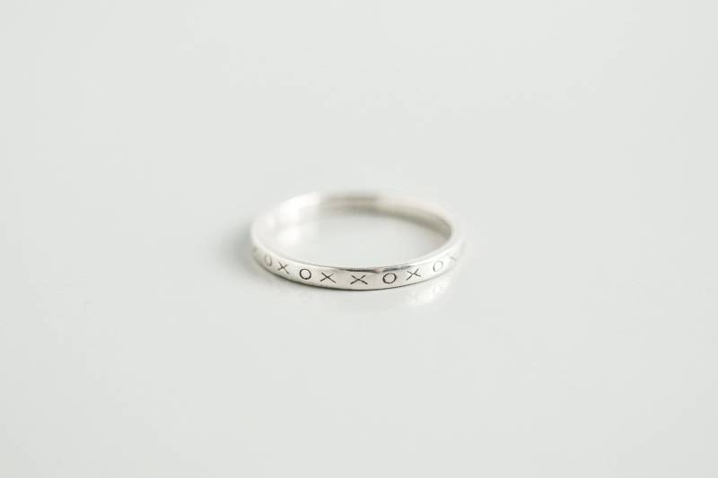925 Massiv Sterling Silber Stapelringe Für Frauen - Xo Dünn Band Stapelbar Ring Umarmungen Und Küsse Zierliche Stapel Größe 5 6 7 8 9 10 von silverandivy
