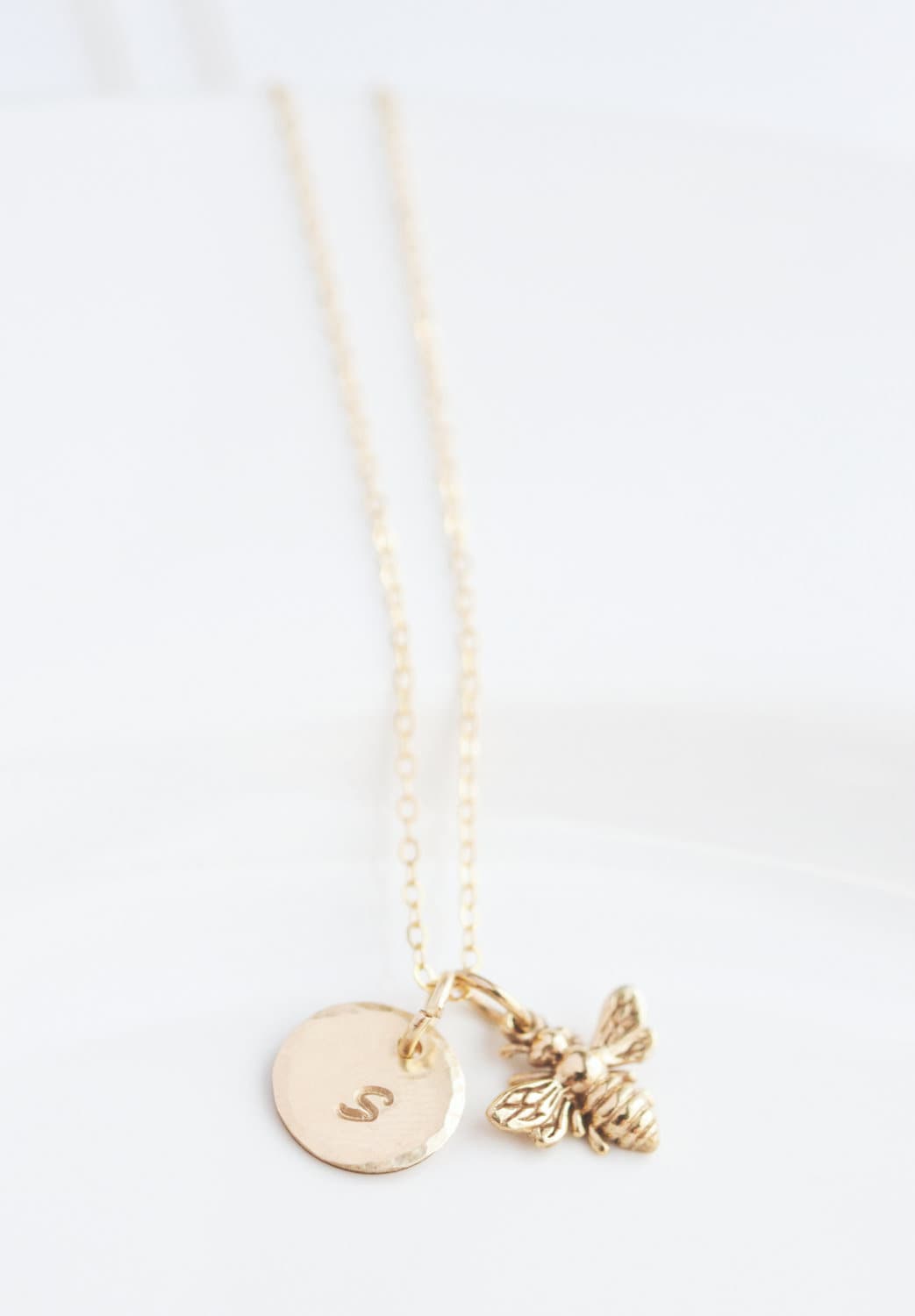 Benutzerdefinierte Honigbienenhalskette, Personalisierte Anfangshalskette, Zierliche Hummel Und Briefanhänger, Bienenliebhaber Geschenk Für Sie von silverandivy