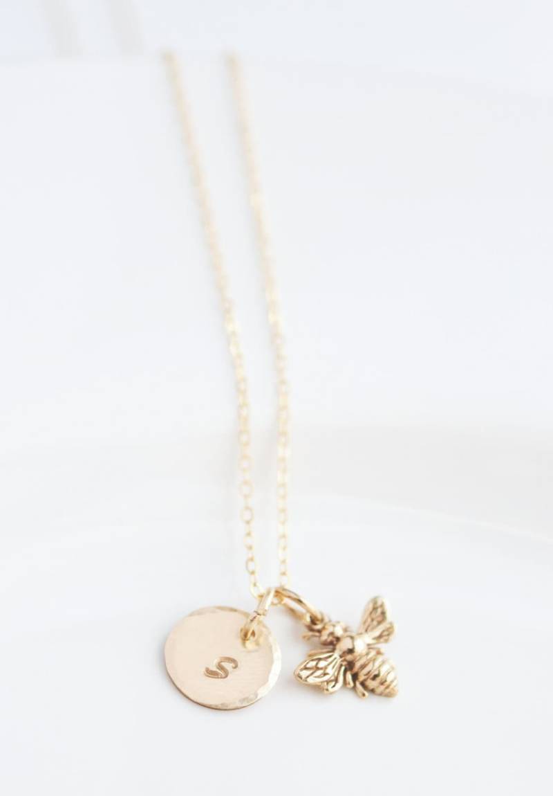 Benutzerdefinierte Honigbienenhalskette, Personalisierte Anfangshalskette, Zierliche Hummel Und Briefanhänger, Bienenliebhaber Geschenk Für Sie von silverandivy