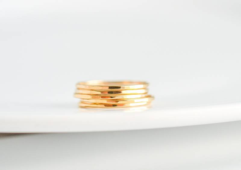 Dünnes Gold 14K Gefülltes Stapelring Set Für Frauen - Schlichter Gehämmerter Zierlicher Größe 5 6 7 8 9 10 von silverandivy