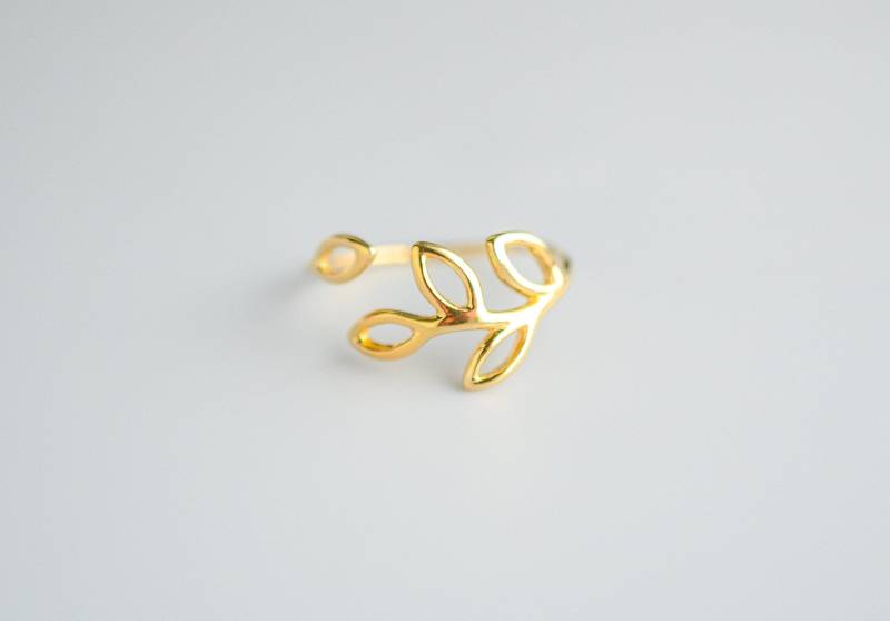Gold Blatt Ring Für Frauen - Natur Inspirierte Zierliche Floral Blätter Verstellbarer Zweig-Ring Größe 5 6 7 8 9 10 von silverandivy