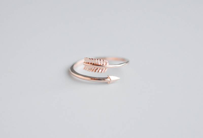 Rosegold Pfeil Ringe Für Frauen, Einstellbare Daumen Ring Weiblich, Minimalist Statement Ring, Fernweh Schmuck Geschenk, Größe 5 6 7 8 9 10 von silverandivy