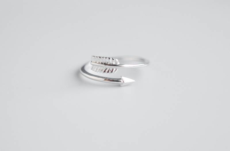 Sterling Silber Pfeil Ring Für Frauen - Verstellbarer Stapelring Zarte Größe 5 6 7 8 9 10 Wanderlust Band Wickelring von silverandivy