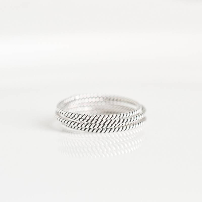 Ultradünner Stapelring Aus Sterlingsilber Für Frauen - Bandring Schmaler Zierlicher Twist Größe 5 6 7 8 9 10 von silverandivy