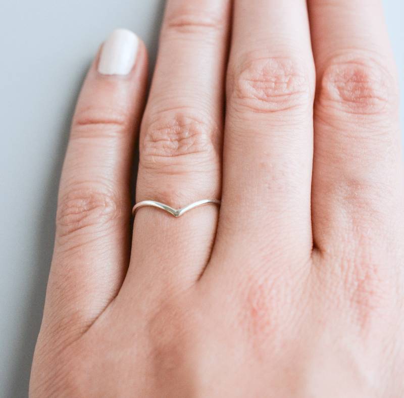 Ultradünner Stapelring Aus Sterlingsilber Für Frauen - Ultradünner, Gehämmerter Größe 5 6 7 8 9 10 von silverandivy